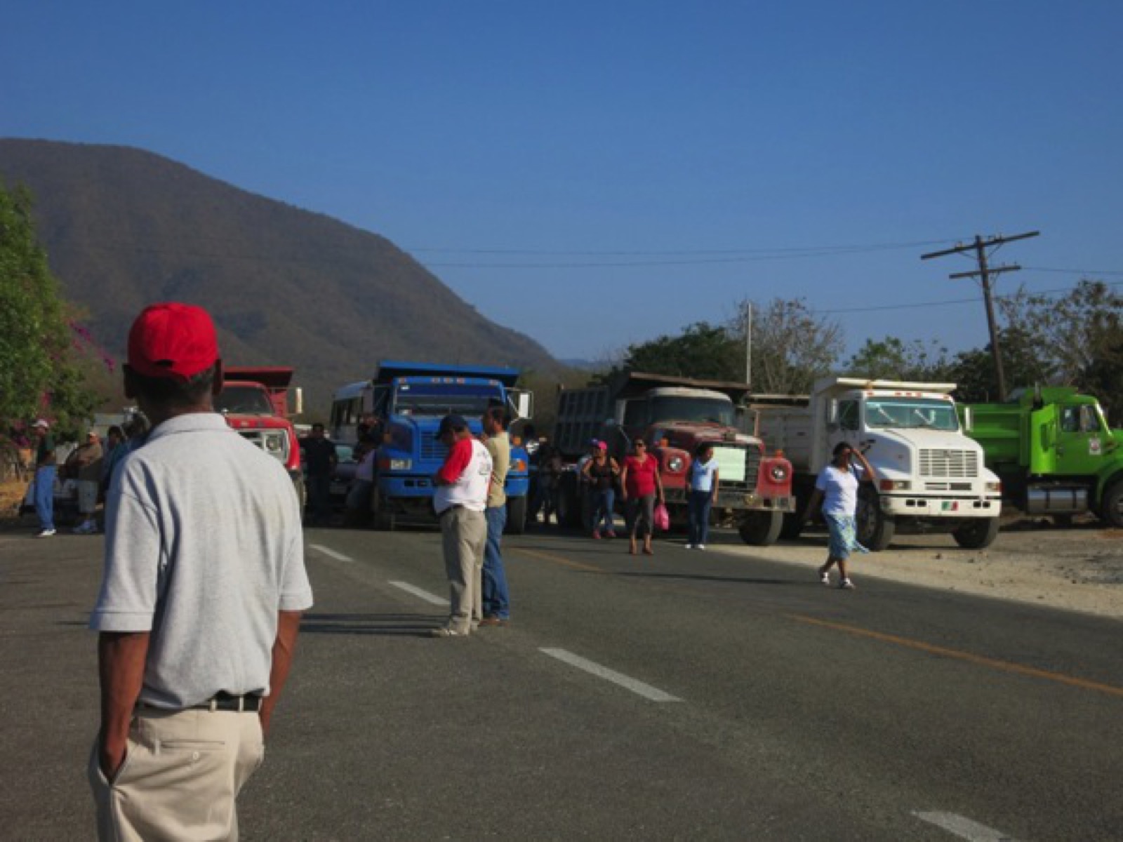 blockade_dump_trucks